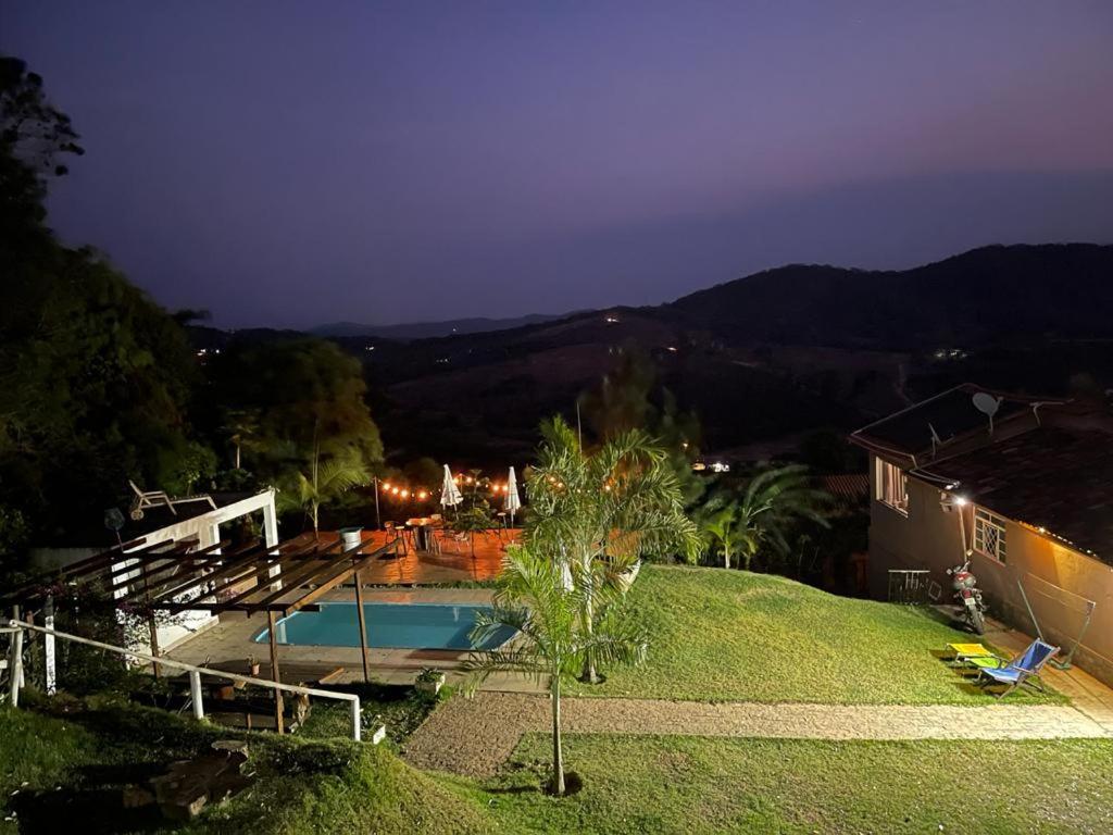 Villa con piscina por la noche en Aqui no Camping, en Brumadinho