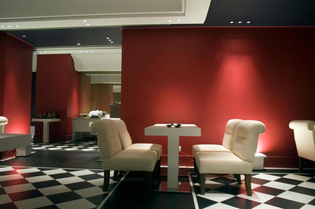 a room with a table and chairs and a red wall at Hotel Piccolo Portofino in Portofino