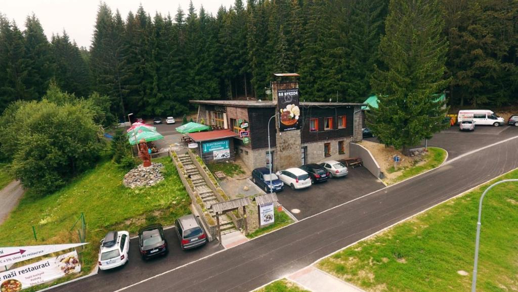 budynek z samochodami zaparkowanymi na parkingu w obiekcie Penzion a restaurace Na Hvězdě w mieście Malá Morávka