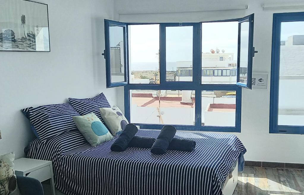1 dormitorio con 1 cama y vistas al océano en Casa Pescado vistas al mar, en Arrecife