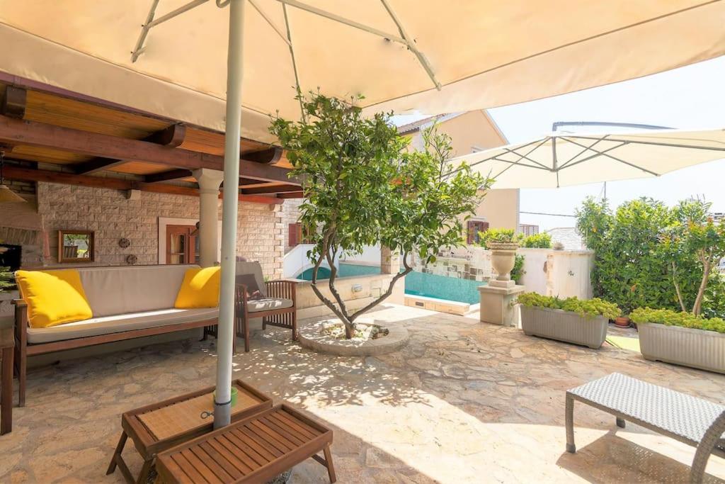 Fotografie z fotogalerie ubytování 4 bedrooms seafront Villa LAURUS with heated pool for up to 8 people v destinaci Sumartin