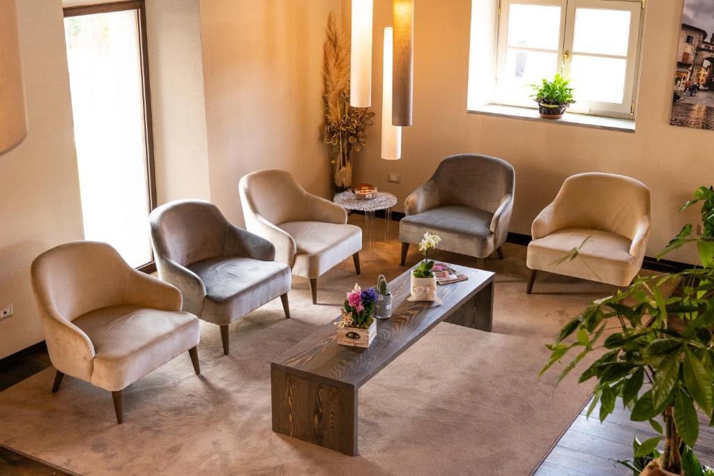 poczekalnia z krzesłami i stolikiem kawowym w obiekcie Il Pradicciolo Agriturismo w mieście Castelnuovo di Garfagnana