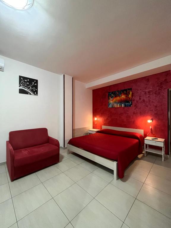 ガリポリにあるMonolocale Rosso - A casa di Ludovica e Martinaのベッドルーム(赤いベッド1台、赤いソファ付)