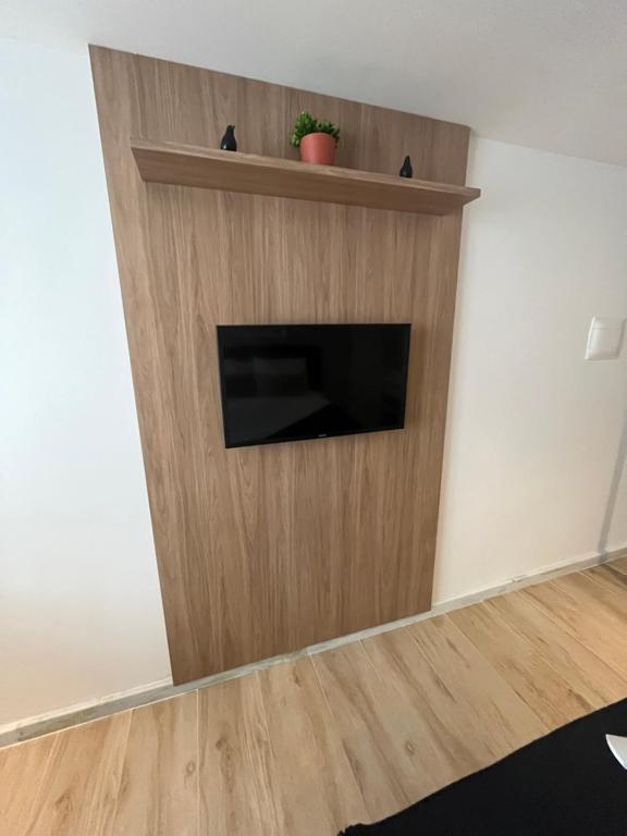 Uma TV ou centro de entretenimento em Flat 313 Bauten Cabo Branco