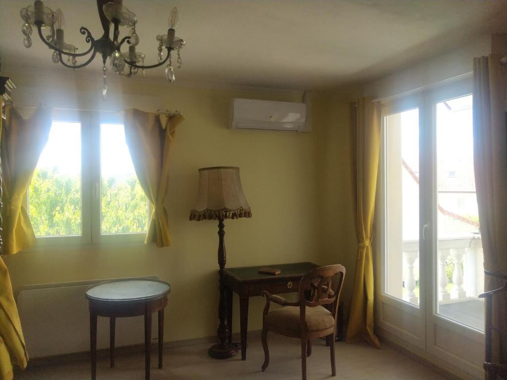 Posezení v ubytování 4 Chambres meublées et un seul studio avec petite cuisine