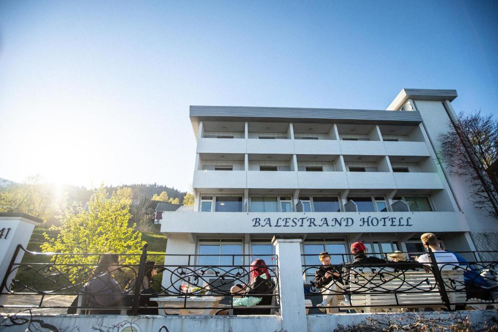 a group of people standing in front of a building at Balestrand Hotel in Balestrand