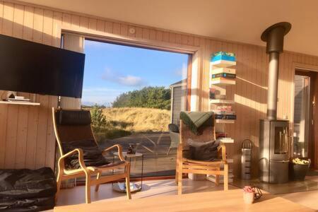 TV a/nebo společenská místnost v ubytování Luxury 109m2 cottage DunesNorthSea LøkkenBlokhus Denmark