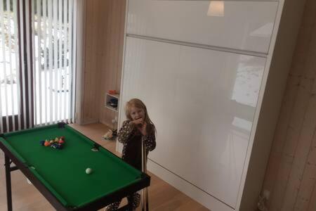 Biliár nebo kulečník v ubytování Luxury 109m2 cottage DunesNorthSea LøkkenBlokhus Denmark