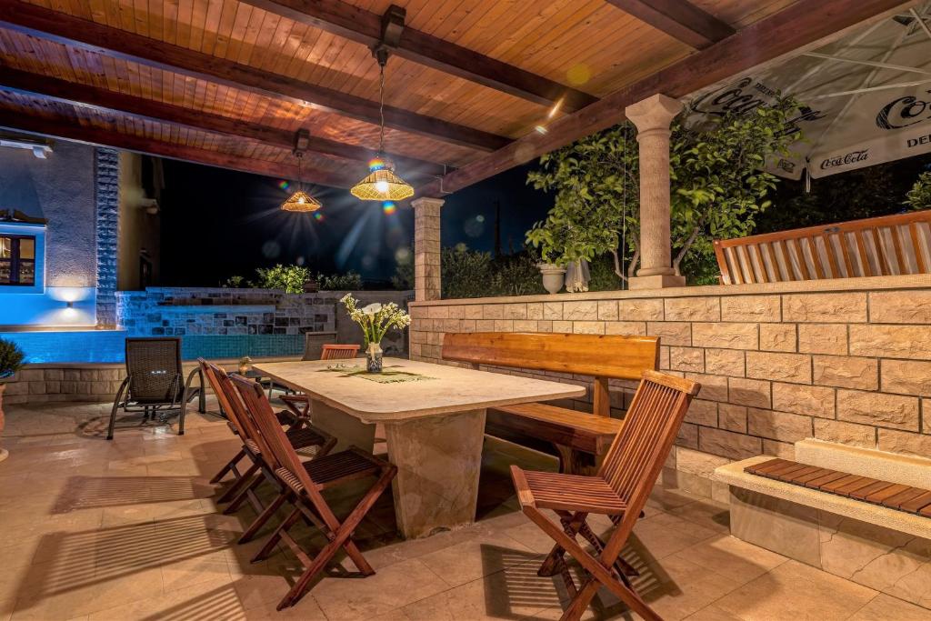 Fotografie z fotogalerie ubytování 4 bedrooms seafront Villa LAURUS with heated pool for up to 8 people v destinaci Sumartin