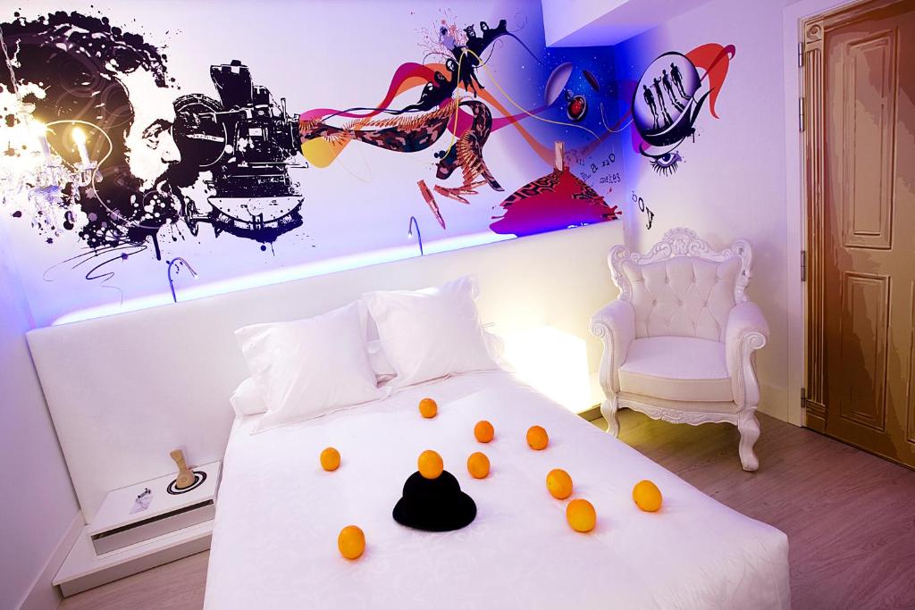 Un dormitorio con una cama con naranjas. en Dormirdcine, en Madrid