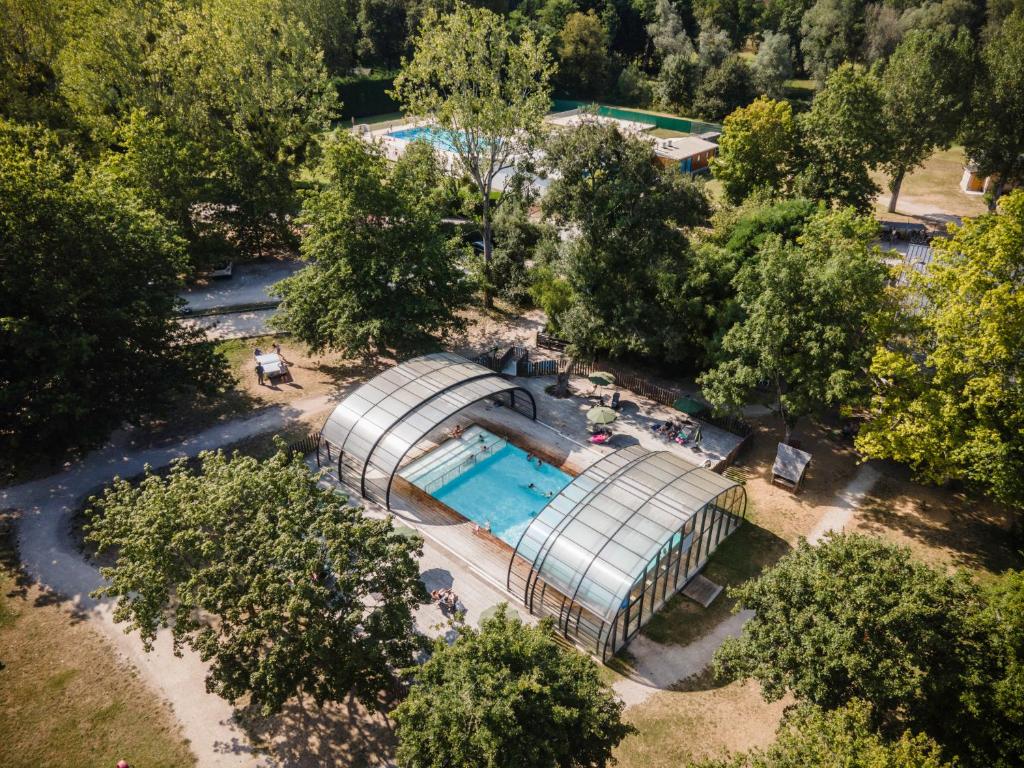 an overhead view of a swimming pool in a park at Huttopia Les Châteaux in Bracieux