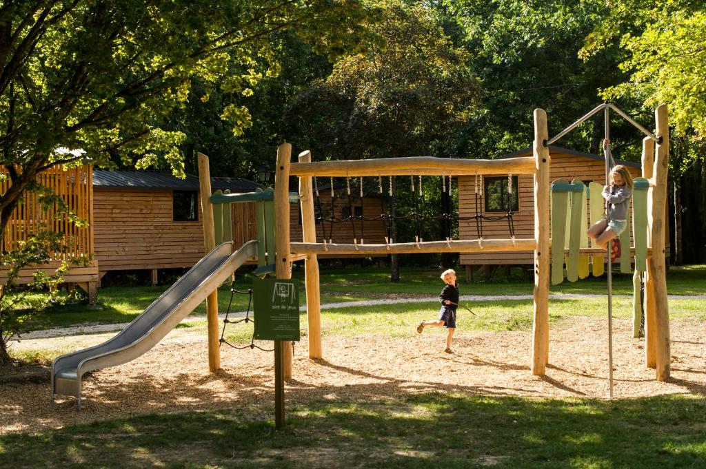 Herní místnost nebo prostor pro děti v ubytování Huttopia Les Châteaux