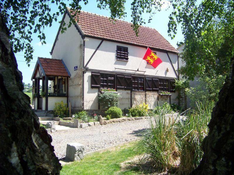 une maison arborant un drapeau à l'avant dans l'établissement La Grande Mardelle - 