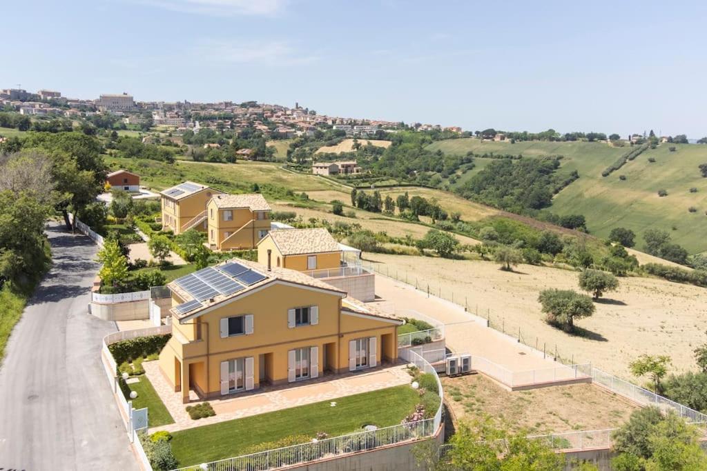 uma vista aérea de uma casa com painéis solares em Sul Calar del Sole al Conero em Recanati