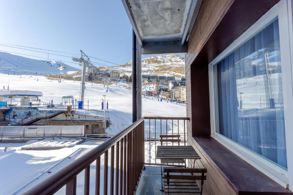 d'un balcon avec vue sur une station de ski. dans l'établissement Tec/Tea Pedrous, au Pas de la Case