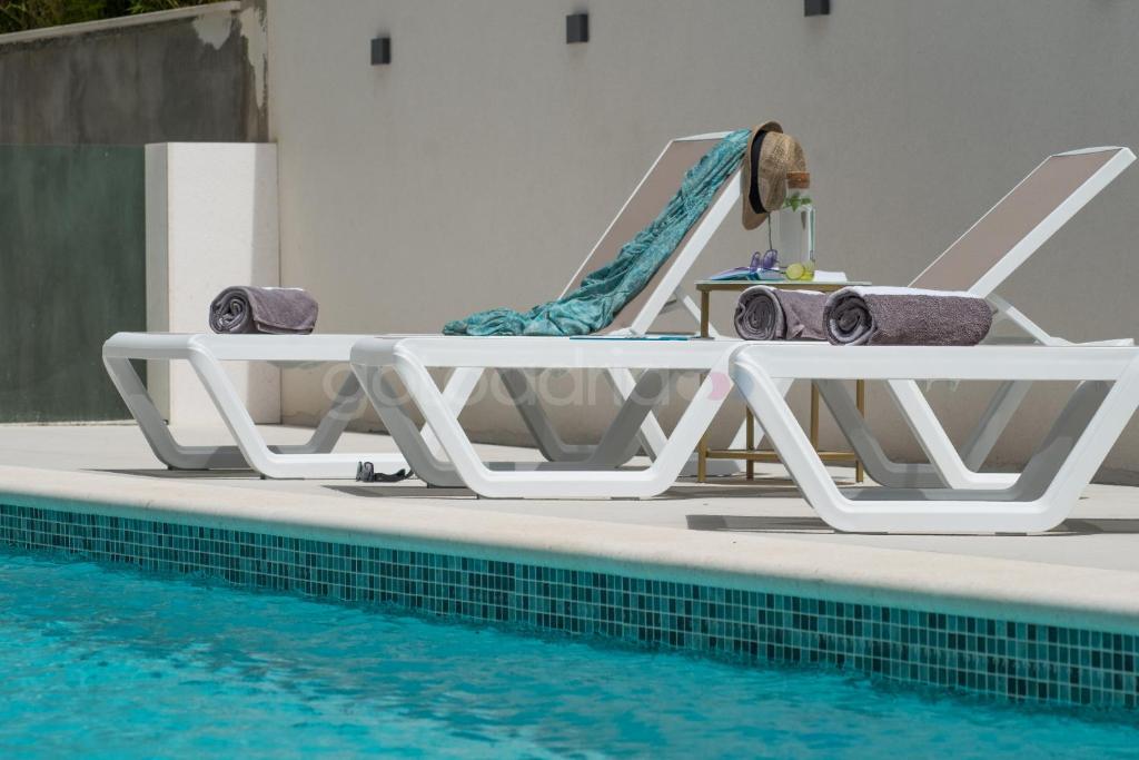 Bazén v ubytovaní Villa Smaragd - Saphir - Luxury Apartment With Shared Pool alebo v jeho blízkosti