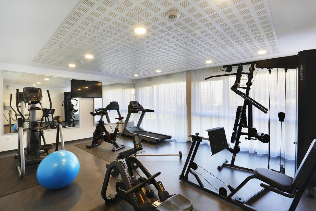 Posilňovňa alebo fitness centrum v ubytovaní Résidence Nemea Caen Beaumois