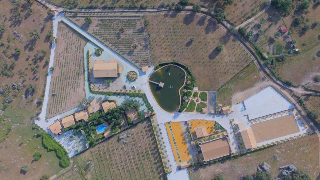 una vista aérea de un edificio en un campo en Complejo Rural La Paloma en Arroyo de la Luz