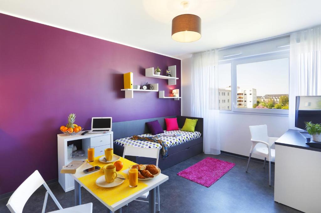 Jedlo v apartmánovom hoteli alebo blízkom okolí