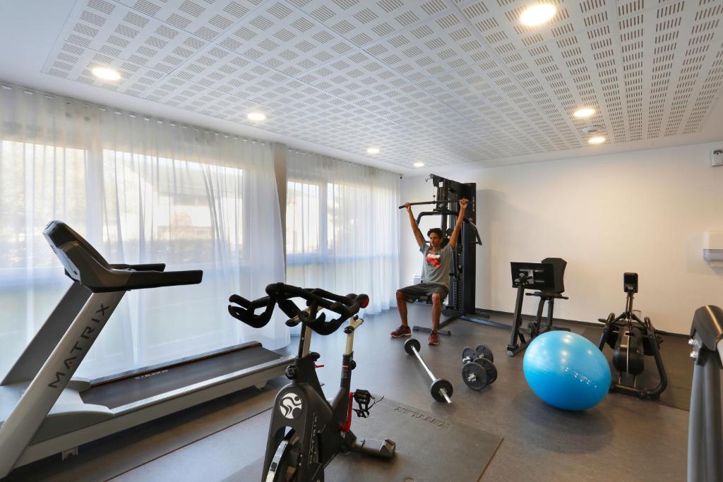 Posilňovňa alebo fitness centrum v ubytovaní Résidence Nemea Caen Beaumois