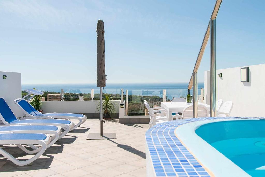 Bazén v ubytovaní Espectacular Adosado con piscina, vistas al mar 4 alebo v jeho blízkosti