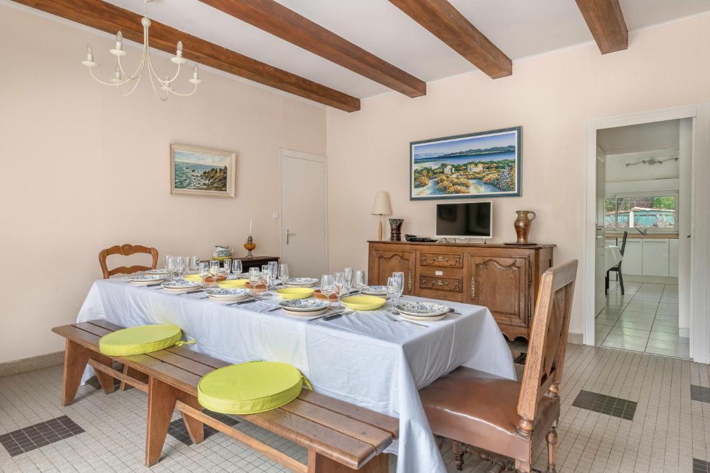 Televízia a/alebo spoločenská miestnosť v ubytovaní Maison familiale dans les pins à 300 m de la Plage