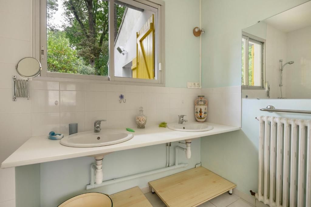 Kúpeľňa v ubytovaní Maison familiale dans les pins à 300 m de la Plage