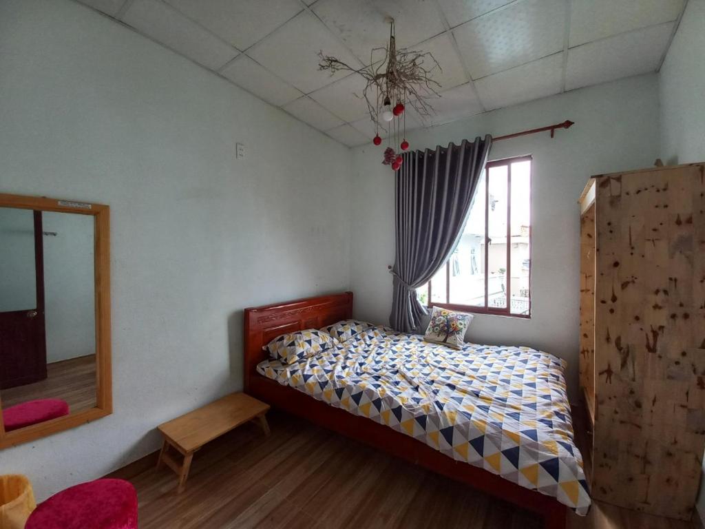 Giường trong phòng chung tại Homestay HoLo