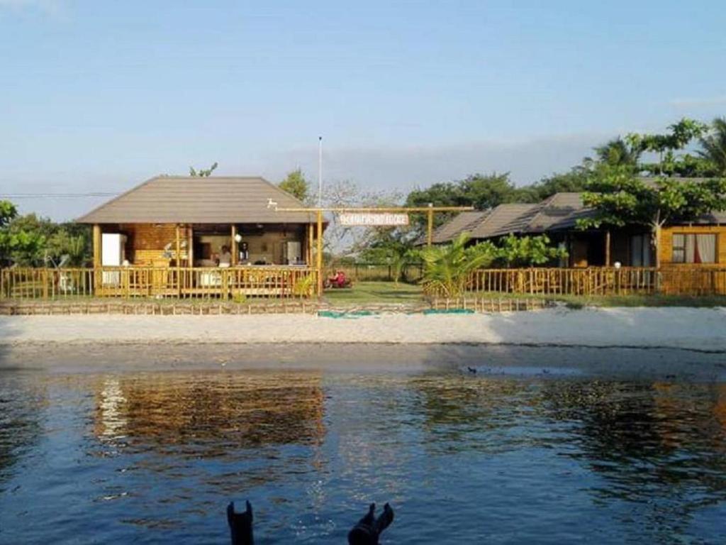 uma casa na costa de um corpo de água em Inhaca Kanimambo Lodge 