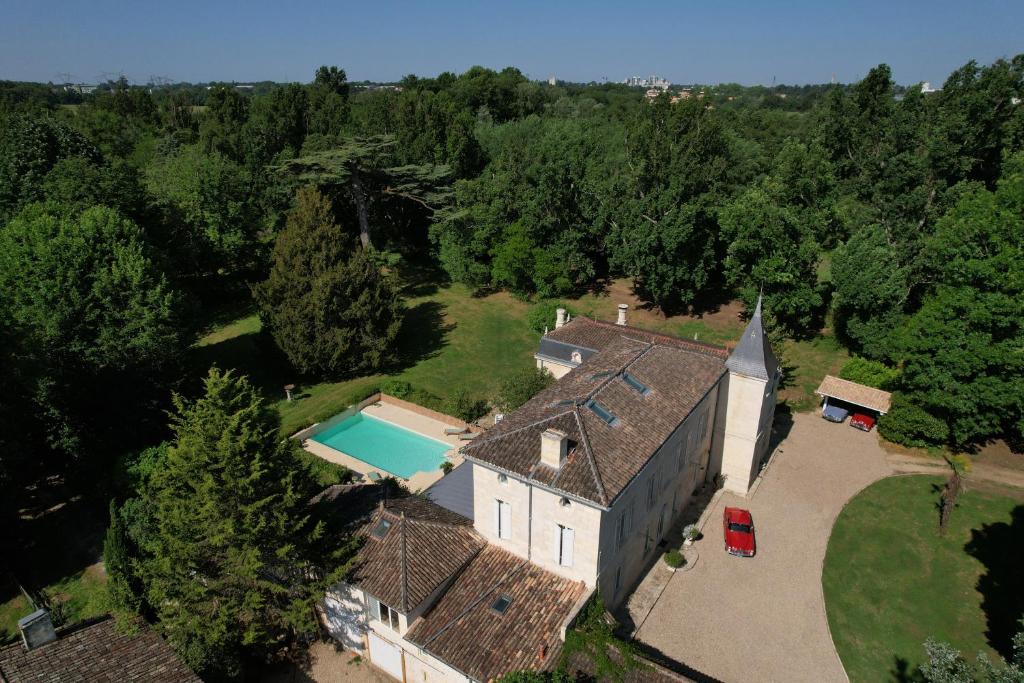 アルティーグ・プレ・ボルドーにあるChâteau Fleur D'Ayaのスイミングプール付きの家屋の空中ビュー