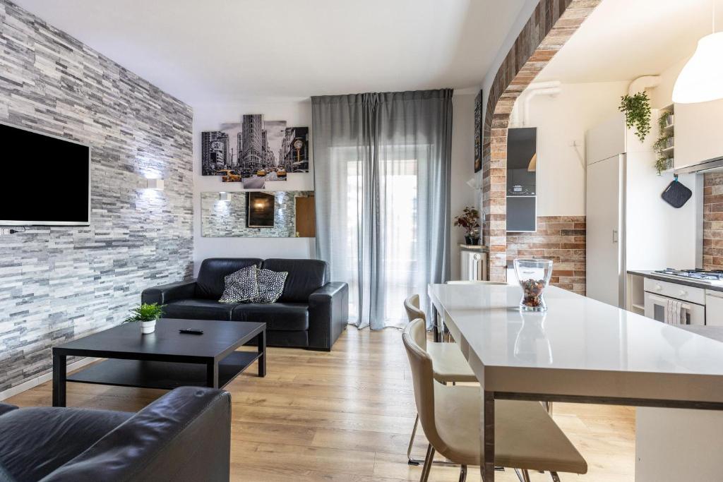 salon z kanapą i stołem w obiekcie Queen East Verona Appartamenti w Weronie