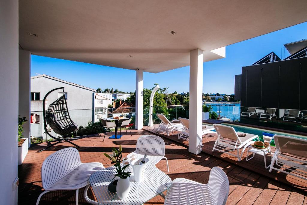 Bazén v ubytování Dedaj Resort - Villa Auri nebo v jeho okolí