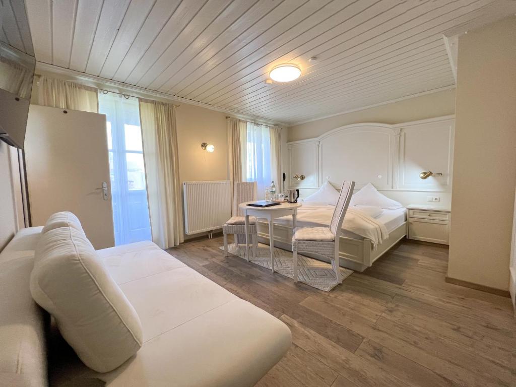 Postel nebo postele na pokoji v ubytování Hotel Schlossblick Chiemsee