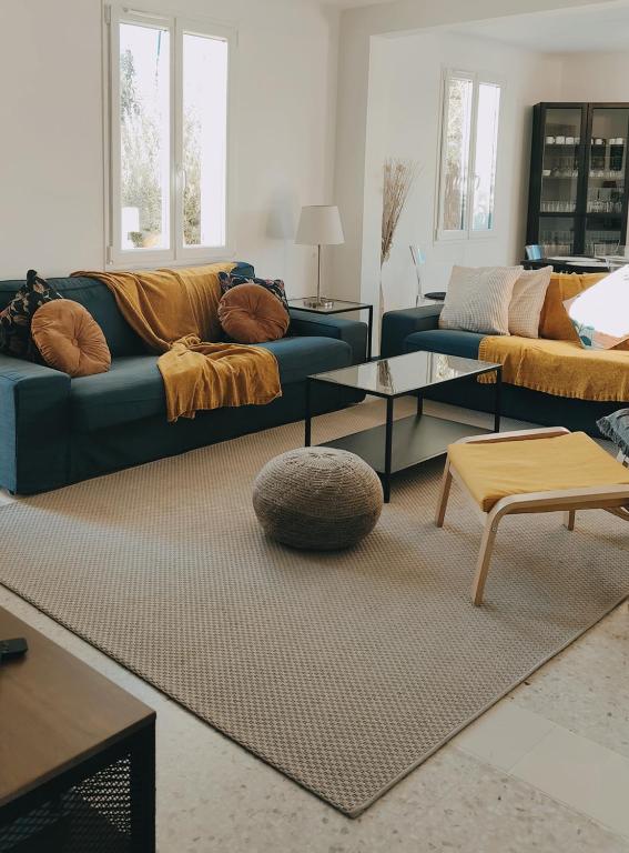 un salon avec un canapé et une table dans l'établissement Villa Marie-Josée, au Muy