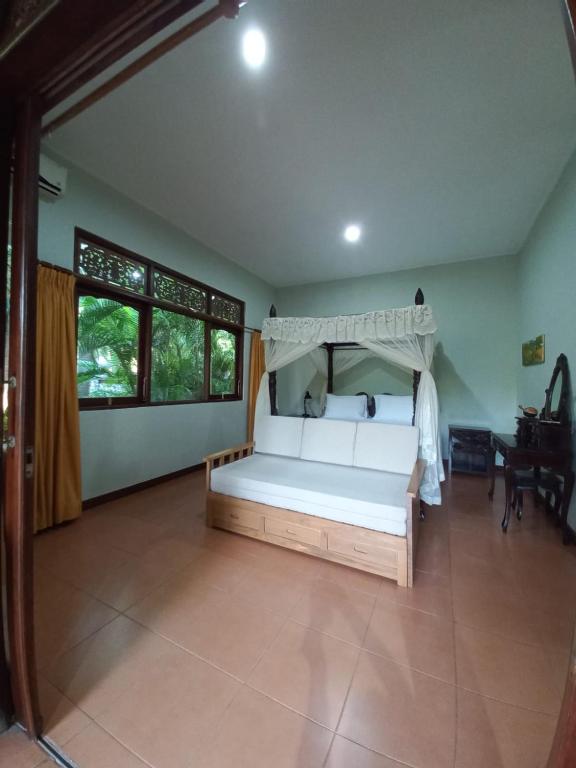 Postel nebo postele na pokoji v ubytování Bali North Beach B&B