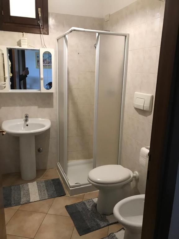 łazienka z prysznicem, toaletą i umywalką w obiekcie Olbia House w mieście Olbia