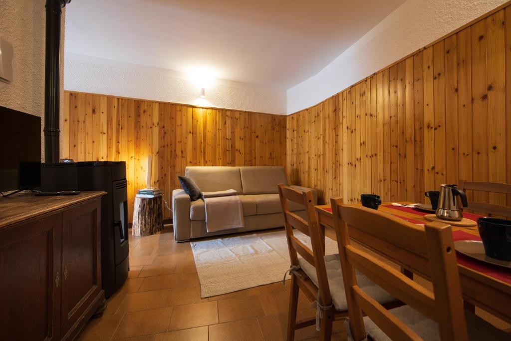 A seating area at bb26 apartment mountain Lozio