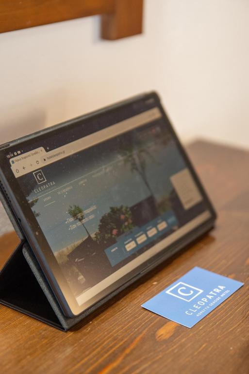ホレフトにあるHotel Cleopatraのタブレットコンピュータ
