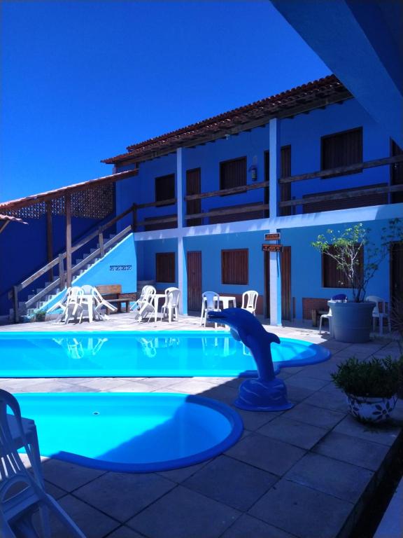 una piscina con un tobogán frente a un edificio en Hotel Lagoa Azul, en Porto Seguro