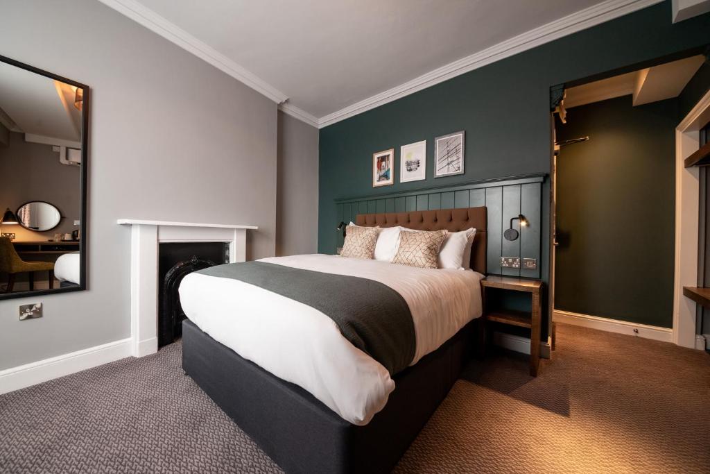 The Mitre by Innkeeper's Collection - Standard Double Room