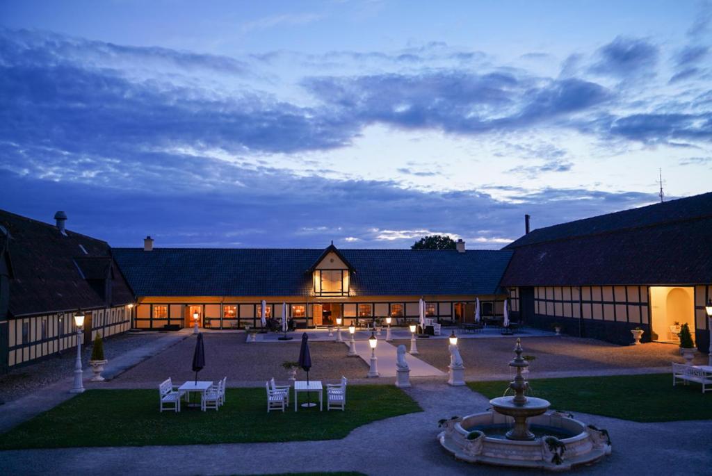 een groot gebouw met een fontein ervoor bij Skrøbelev Gods Manor House in Rudkøbing