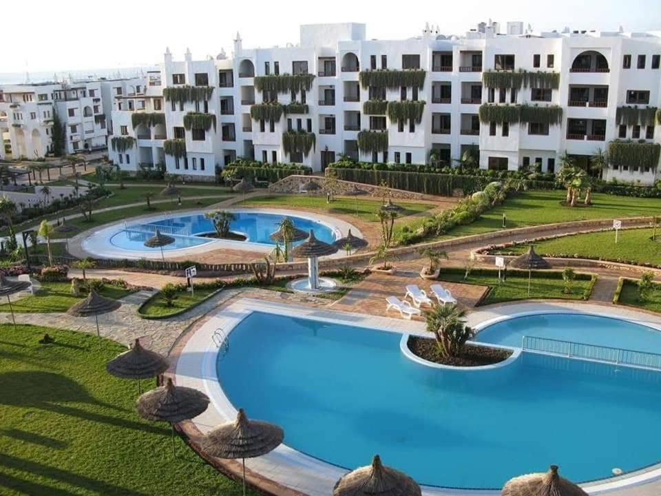 Cette chambre offre une vue sur un complexe doté d'une grande piscine. dans l'établissement Marina beach, à Fnideq