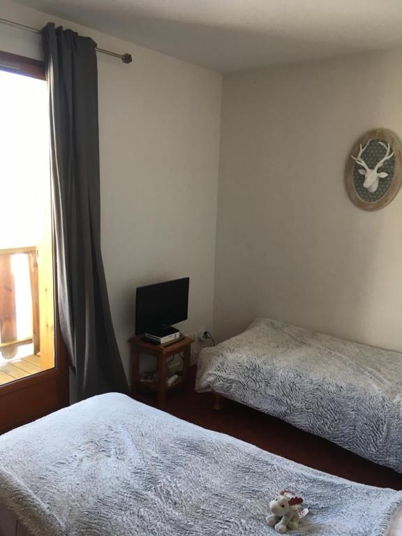 Posteľ alebo postele v izbe v ubytovaní Petit Chalet 5 pers piscine sauna 2 chambres