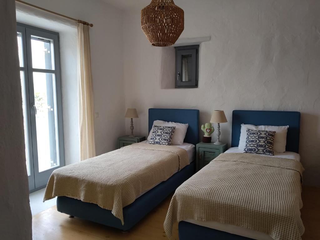 Postel nebo postele na pokoji v ubytování Luxury Mia Villa with pool and amazing sea views, Paros