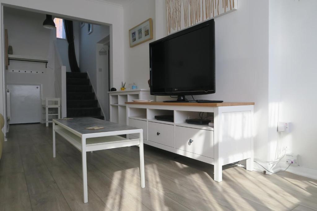 TV i/ili zabavni centar u objektu Seaside House Broadstairs by the Beach with Parking
