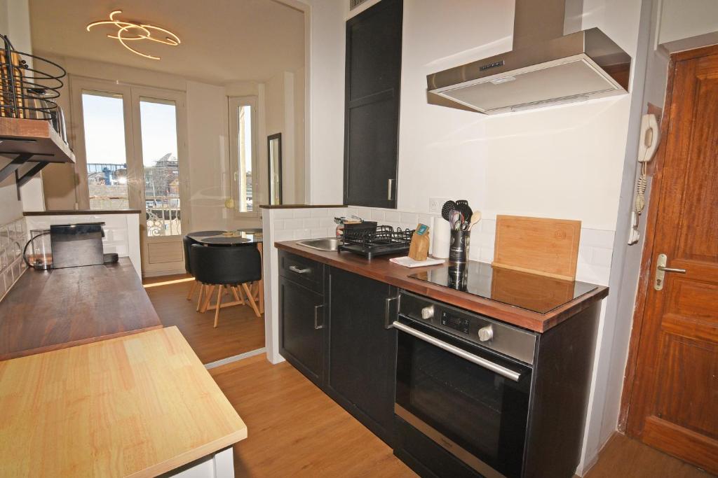Kuchnia lub aneks kuchenny w obiekcie L'Ango appartement triplex vue port