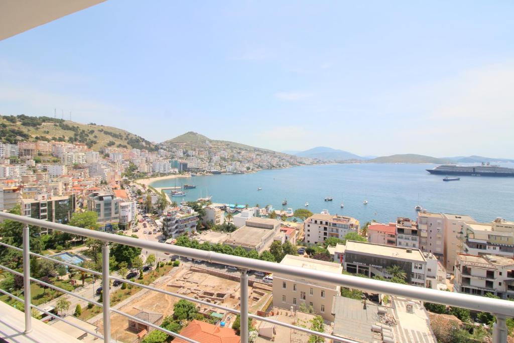 vistas a la ciudad y a un cuerpo de agua en Sunrise Apartment, en Sarandë