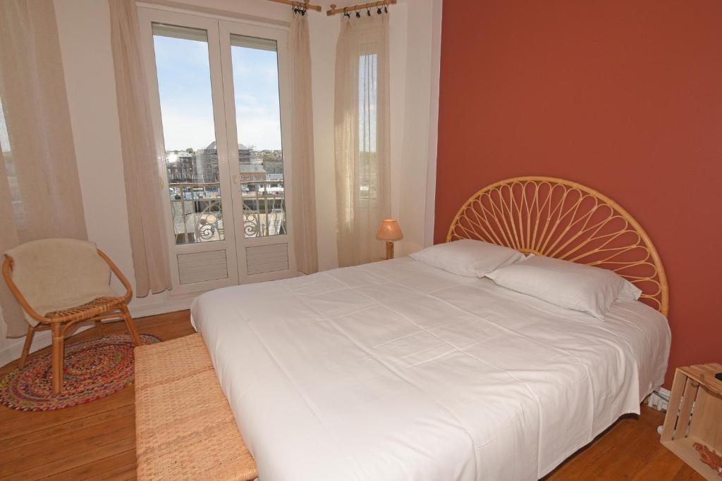 Łóżko lub łóżka w pokoju w obiekcie L'Ango appartement triplex vue port