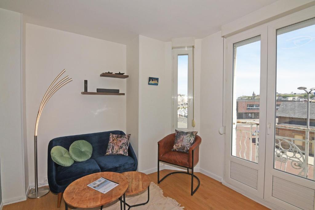 Część wypoczynkowa w obiekcie L'Ango appartement triplex vue port