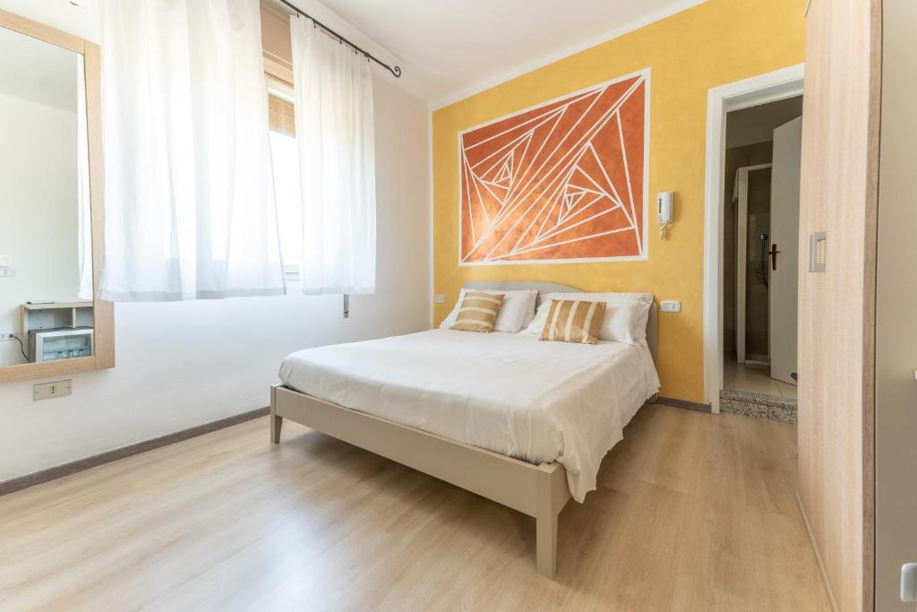 a bedroom with a bed and a painting on the wall at Hotel Benaco Mavras in Peschiera del Garda